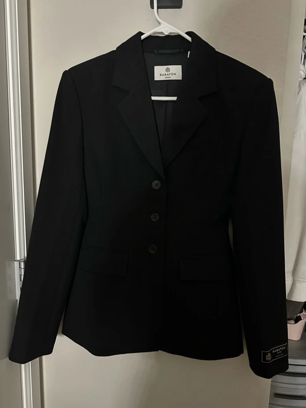 Aritzia Babaton Black Women's Structured Three-Button Blazer - Picture 2 of 5